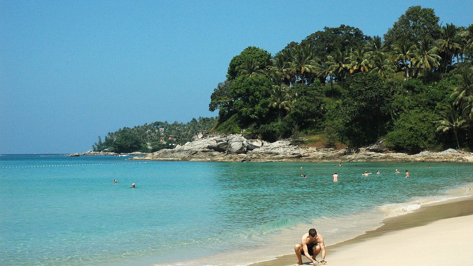 Surin Beach: luxe sfeer, helder water en het verborgen Laem Singh